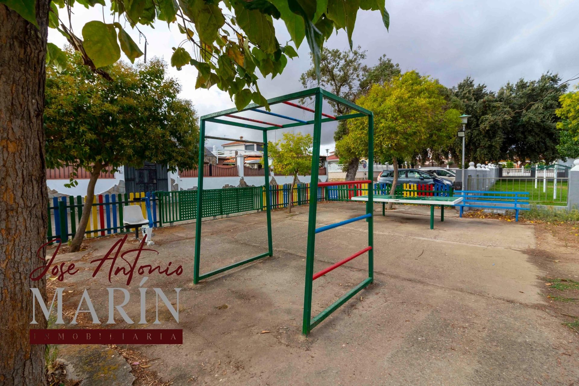 Vista exterior de Casa o chalet en venta en Badajoz Capital con Aire acondicionado, Trastero y Piscina comunitaria