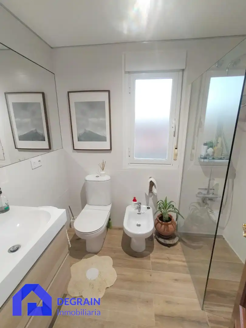Badezimmer von Einfamilien-Reihenhaus zur Miete in Llanera mit Heizung, Privatgarten und Parkett