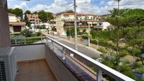 Vista exterior de Casa adosada en venda en Calafell amb Aire condicionat, Jardí privat i Terrassa