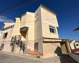 Vista exterior de Casa adosada en venda en Orihuela amb Balcó