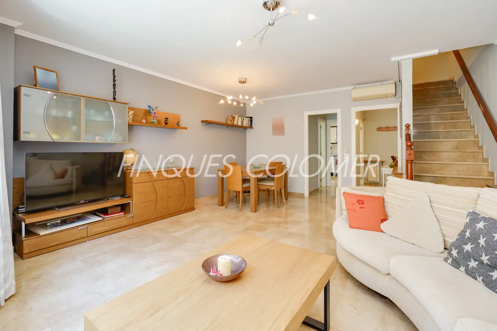Wohnzimmer von Einfamilien-Reihenhaus zum Verkauf in Rubí mit Klimaanlage, Heizung und Terrasse