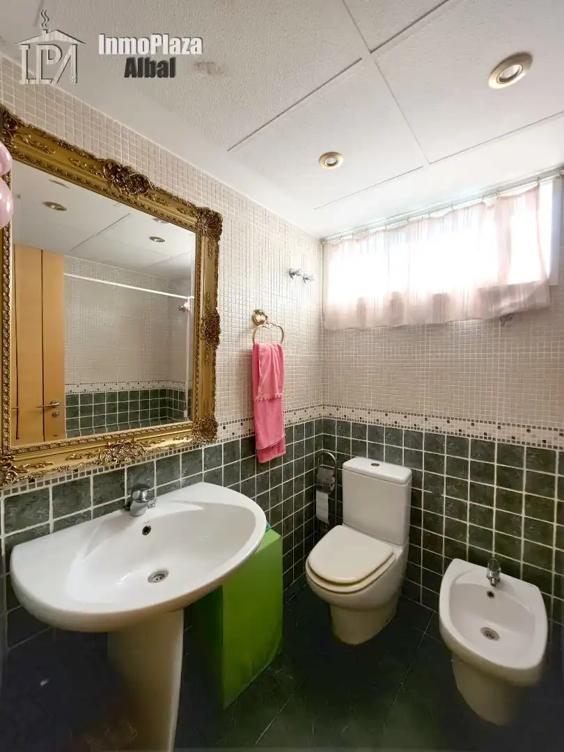 Baño de Dúplex en venta en Catarroja con Aire acondicionado, Trastero y Balcón