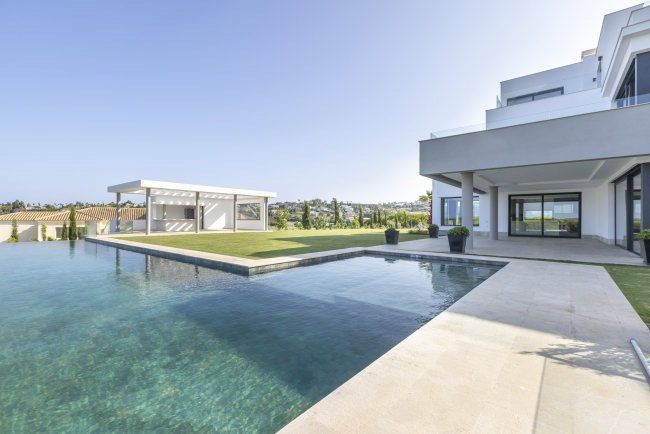 Swimming pool of Houses for sale in Sotogrande  with Air Conditioner, Heating and Terrace