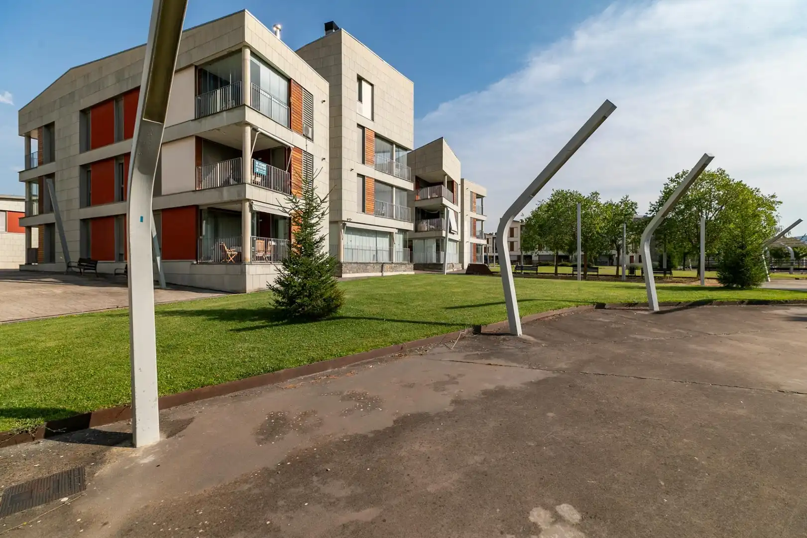 Vista exterior de Pis en venda en Sabiñánigo amb Calefacció, Terrassa i Traster