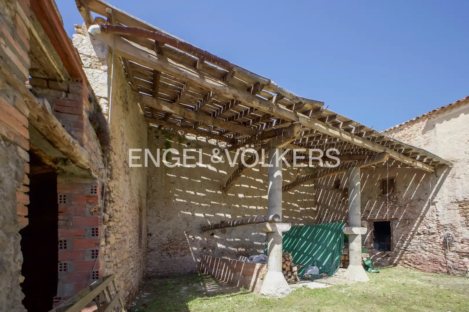 Vista exterior de Casa o xalet en venda en Bellver de Cerdanya amb Calefacció, Jardí privat i Parquet