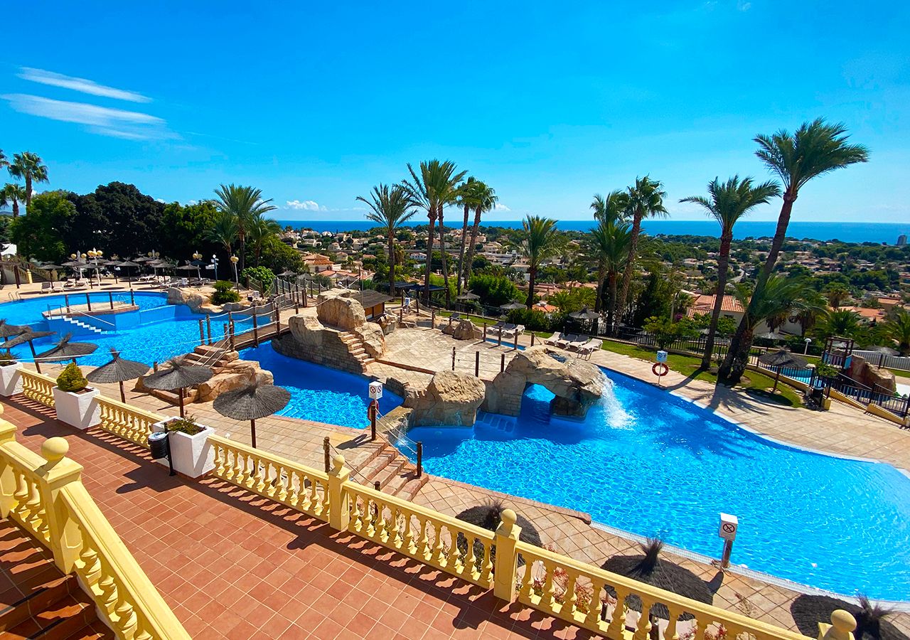 Piscina de Casa adosada en venda en Calpe / Calp amb Aire condicionat, Calefacció i Jardí privat