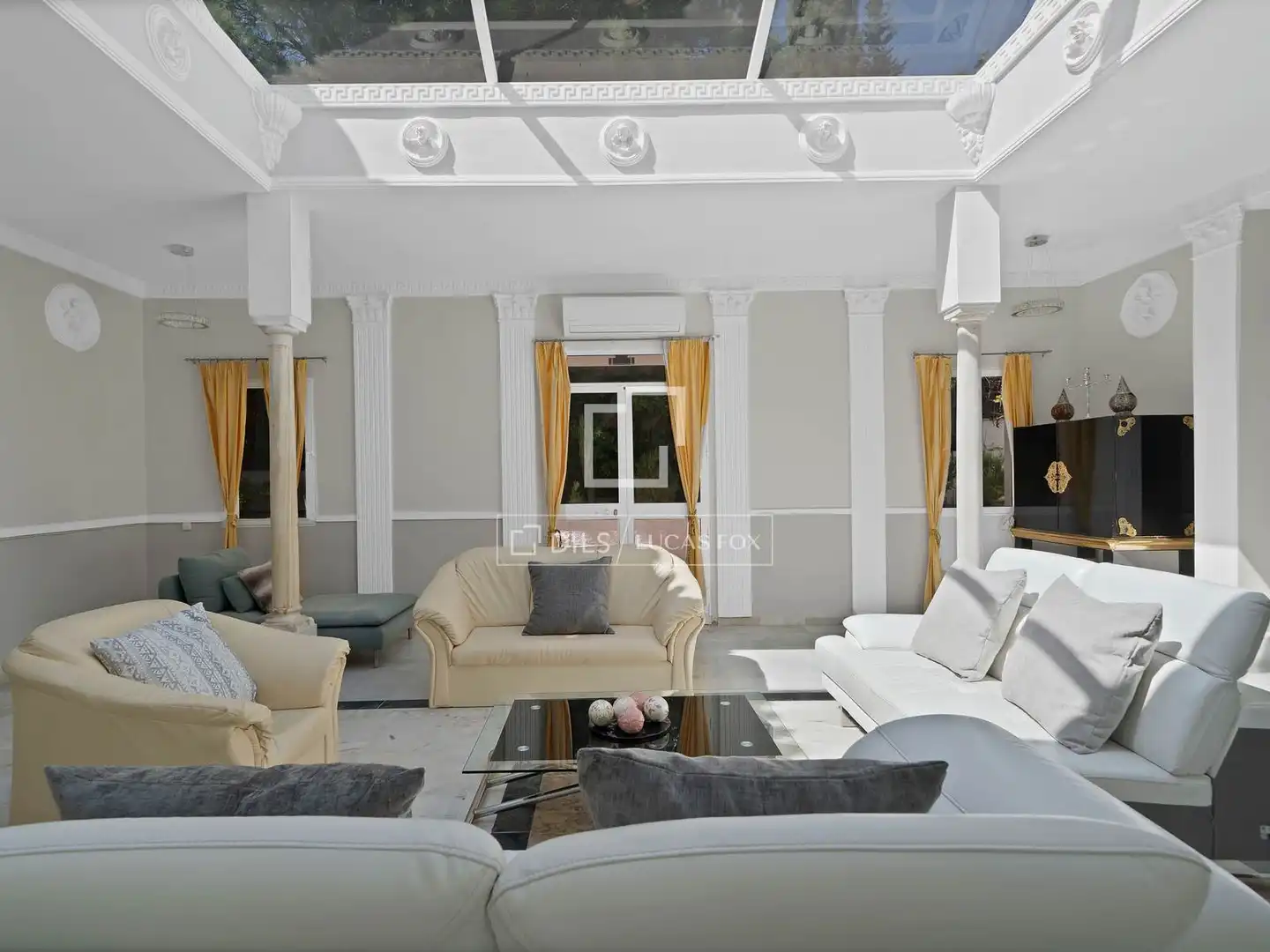 Sala de estar de Casa o chalet en venta en Marbella con Aire acondicionado, Calefacción y Jardín privado