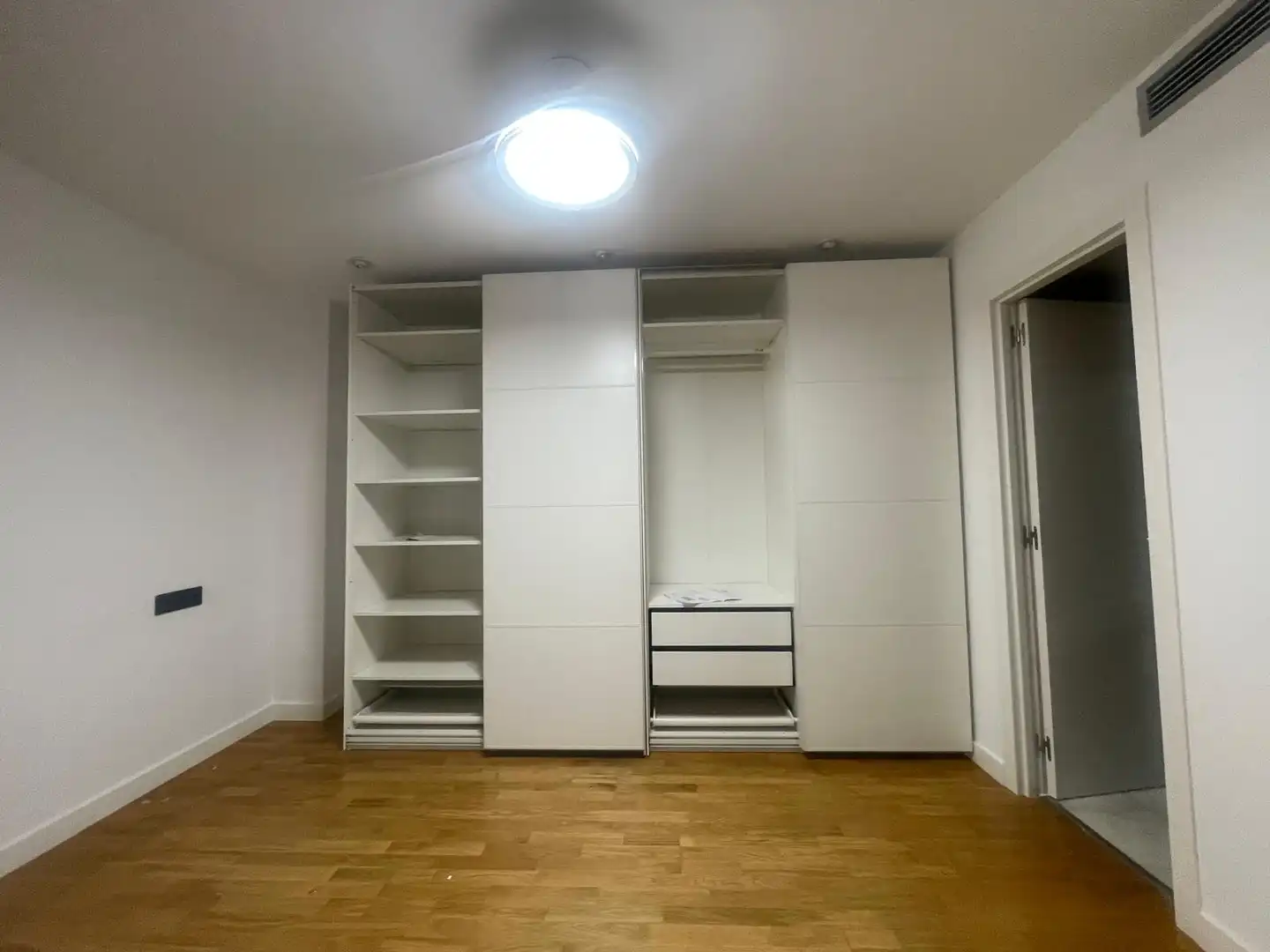 Schlafzimmer von Dachboden zur Miete in Zaragoza mit Klimaanlage, Heizung und Parkett