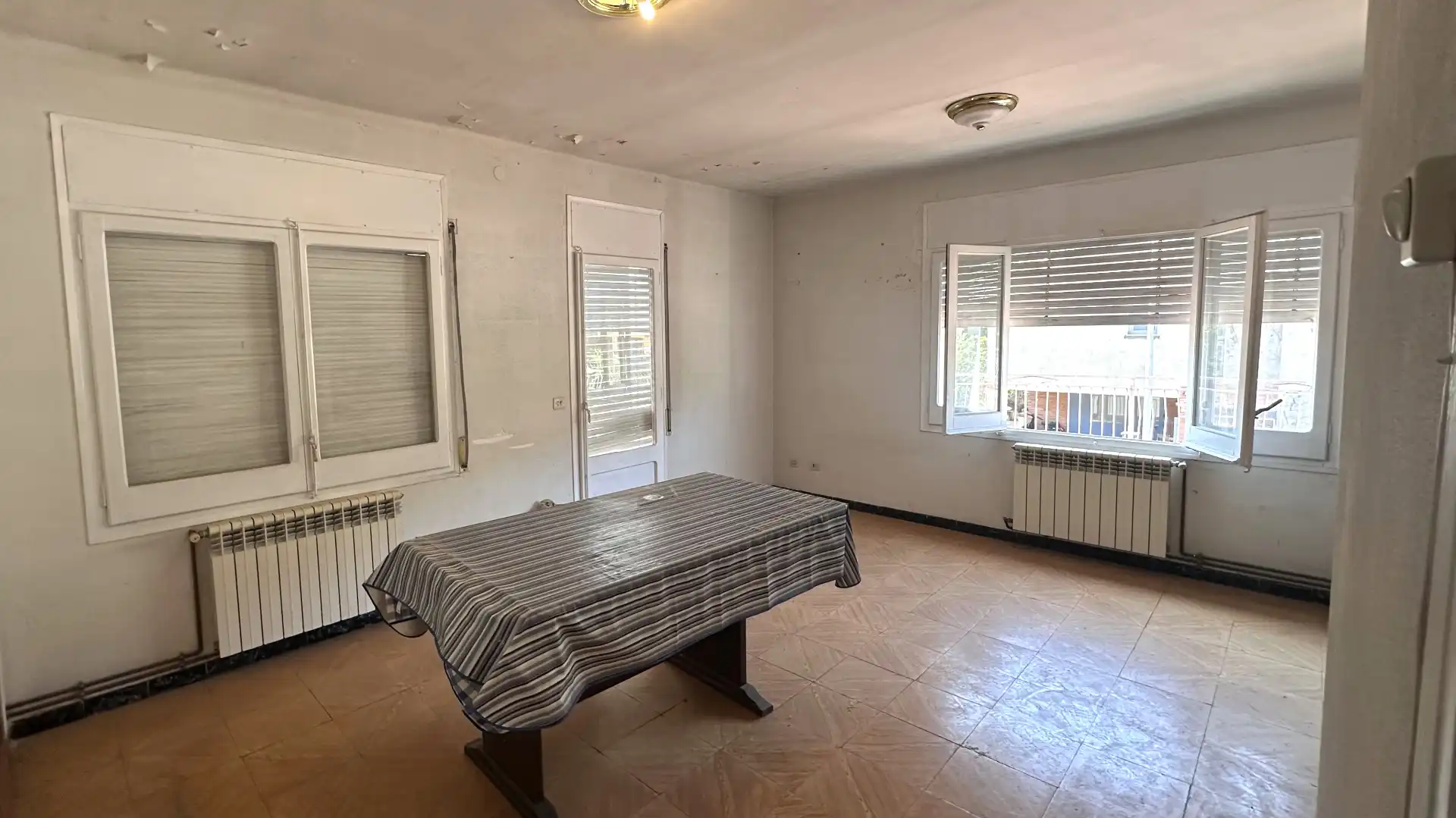 Schlafzimmer von Einfamilien-Reihenhaus zum Verkauf in Sant Joan Les Fonts mit Heizung, Terrasse und Ofen