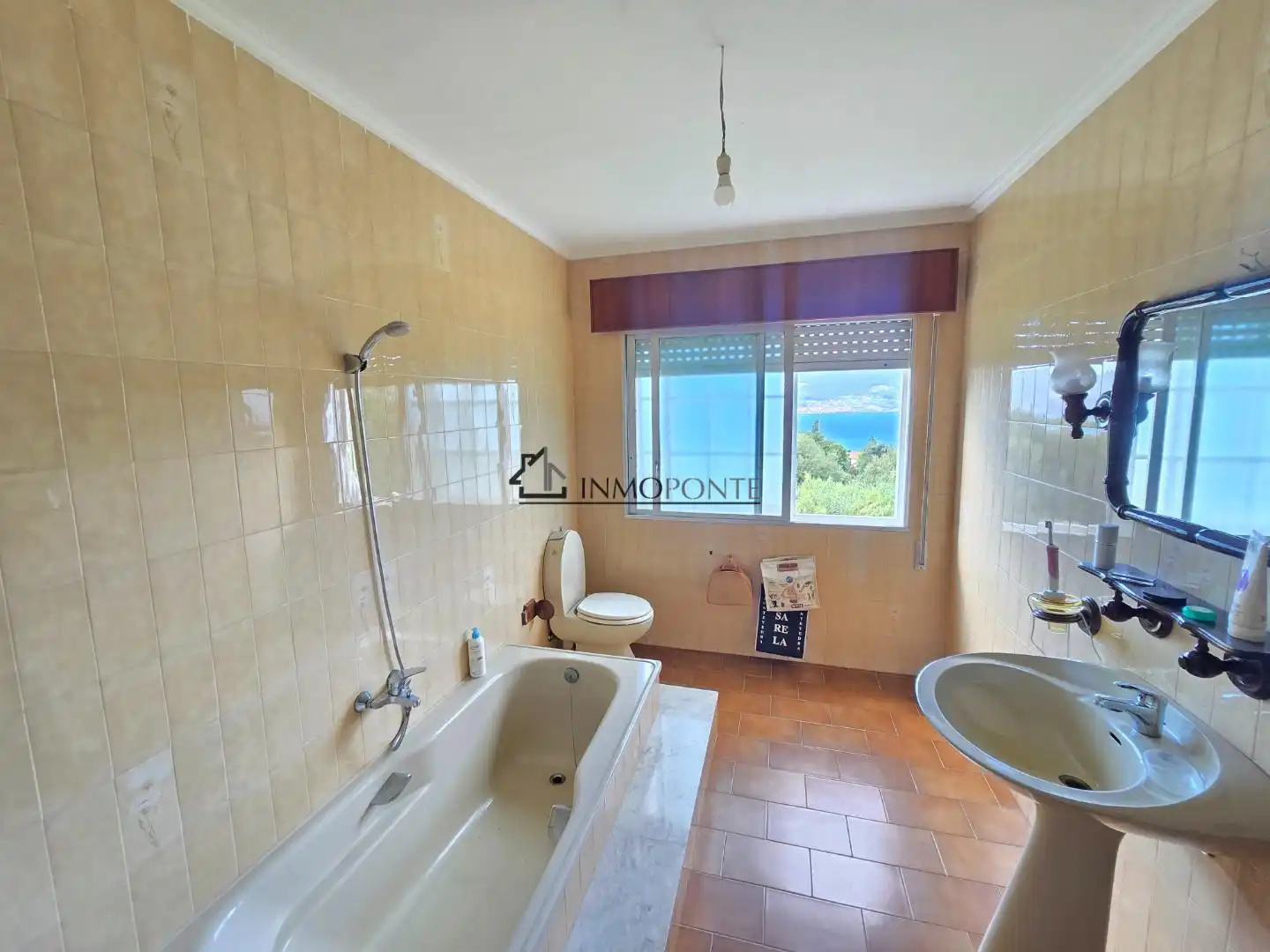 Bany de Casa o xalet en venda en Pontevedra Capital  amb Jardí privat