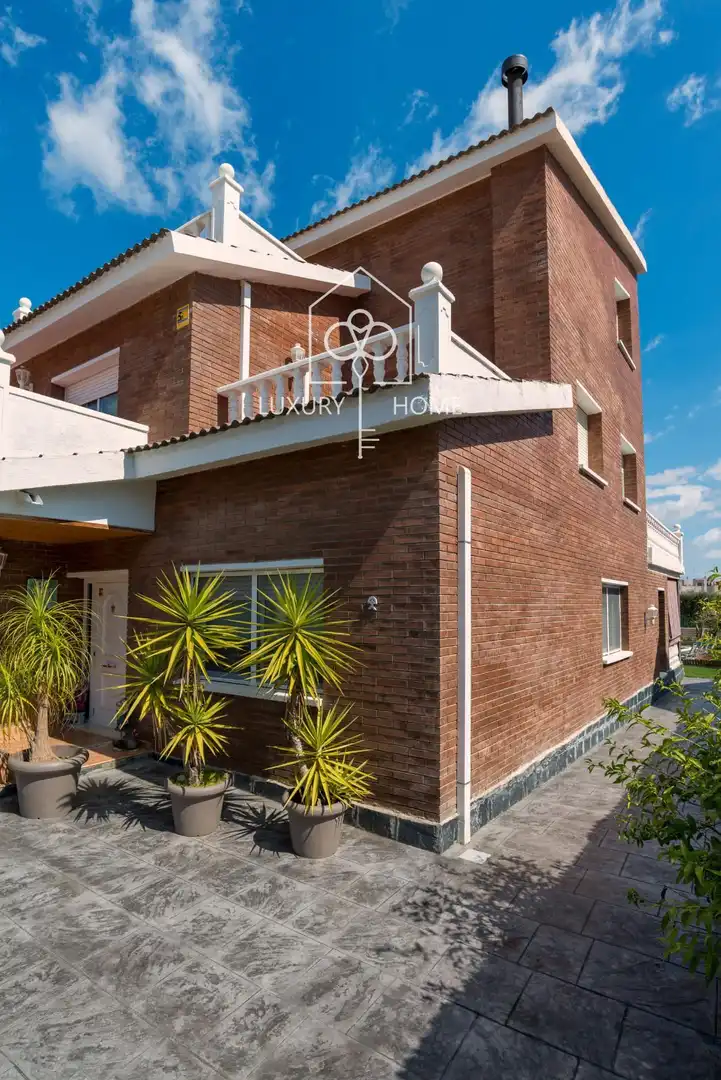 Vista exterior de Casa o xalet en venda en Viladecans amb Aire condicionat, Calefacció i Parquet