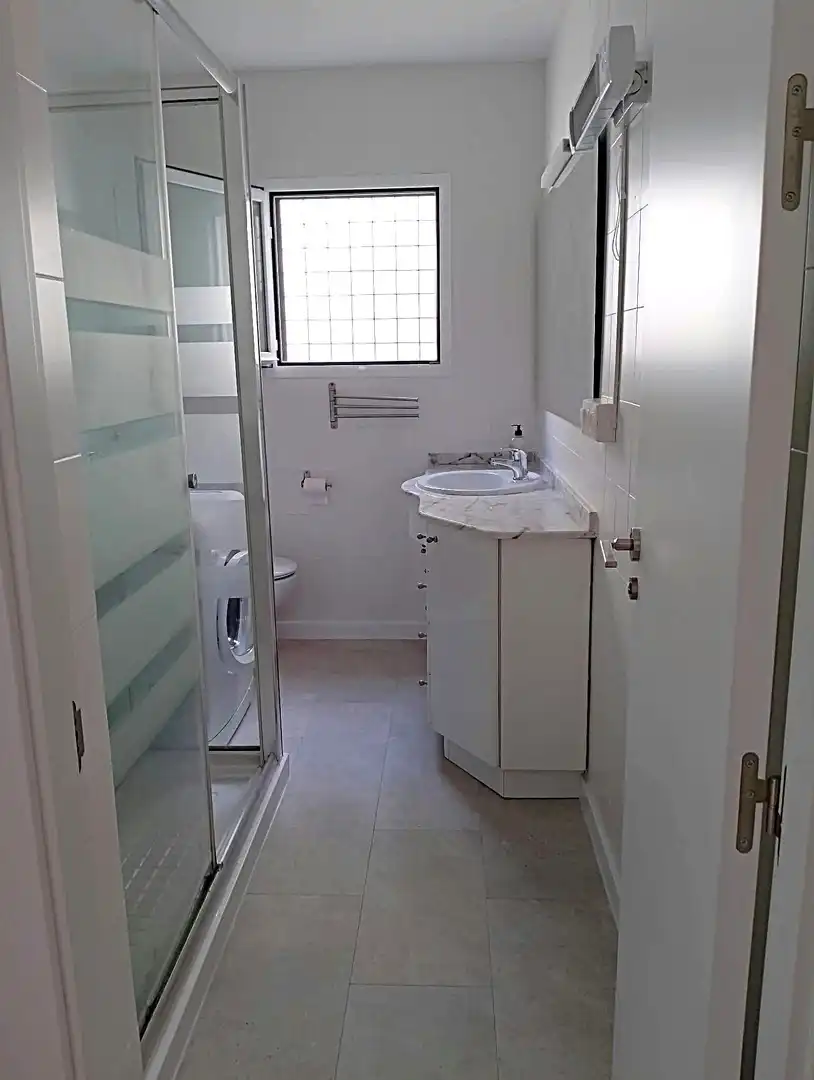 Badezimmer von Wohnung zur Miete in Málaga mit Klimaanlage, Privatgarten und Terrasse