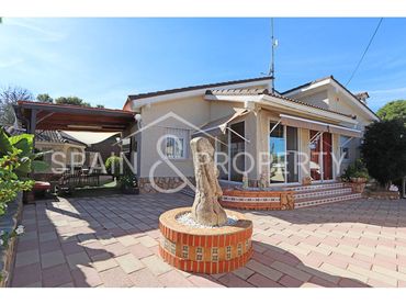 Villa con piscina in vendita a Montserrat
