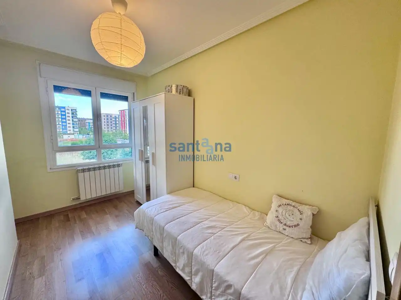 Dormitori de Apartament de lloguer en León Capital  amb Calefacció, Parquet i Terrassa