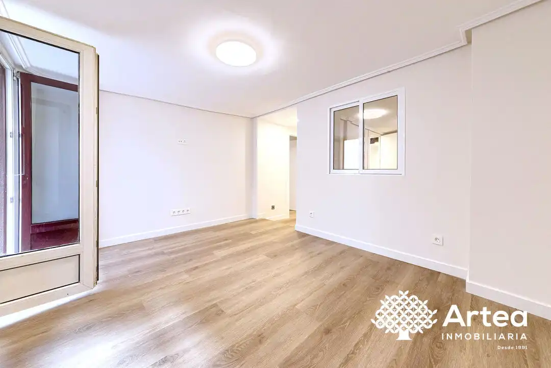 Habitación de Piso en venta en Bilbao  con Balcón y Alarma
