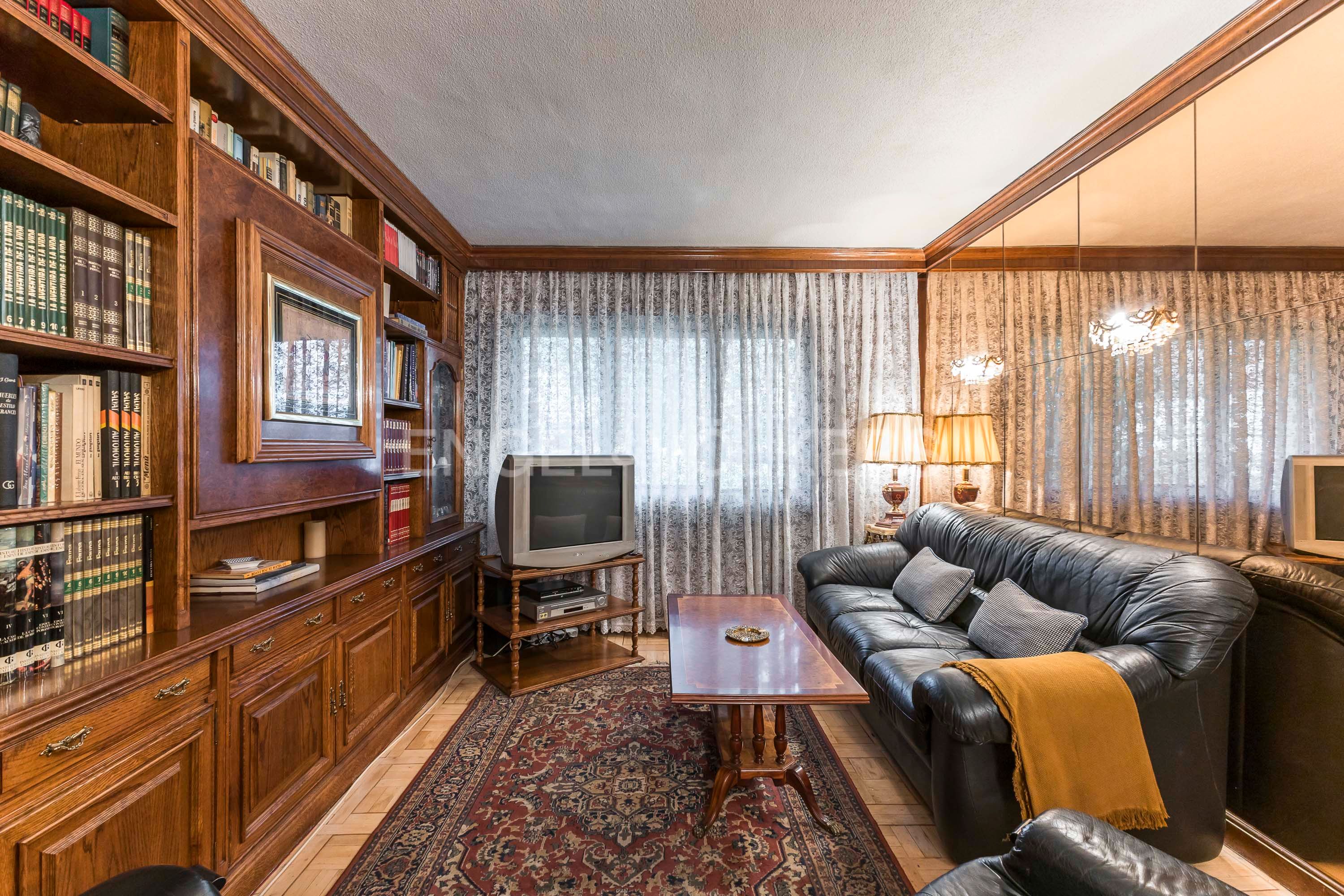 Sala d'estar de Apartament en venda en  Madrid Capital amb Calefacció, Parquet i Traster