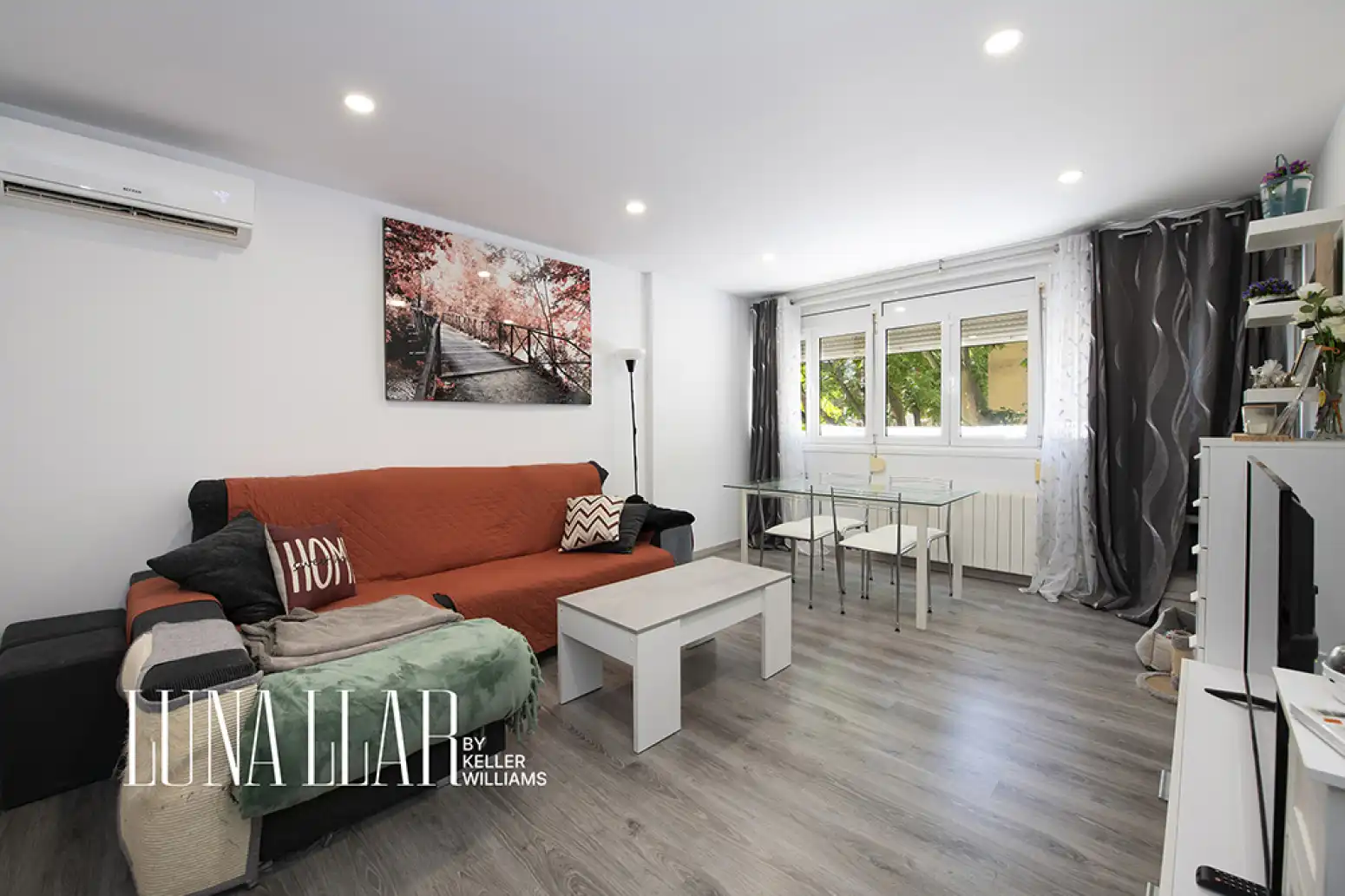 Sala d'estar de Pis en venda en Sant Boi de Llobregat amb Aire condicionat, Calefacció i Parquet
