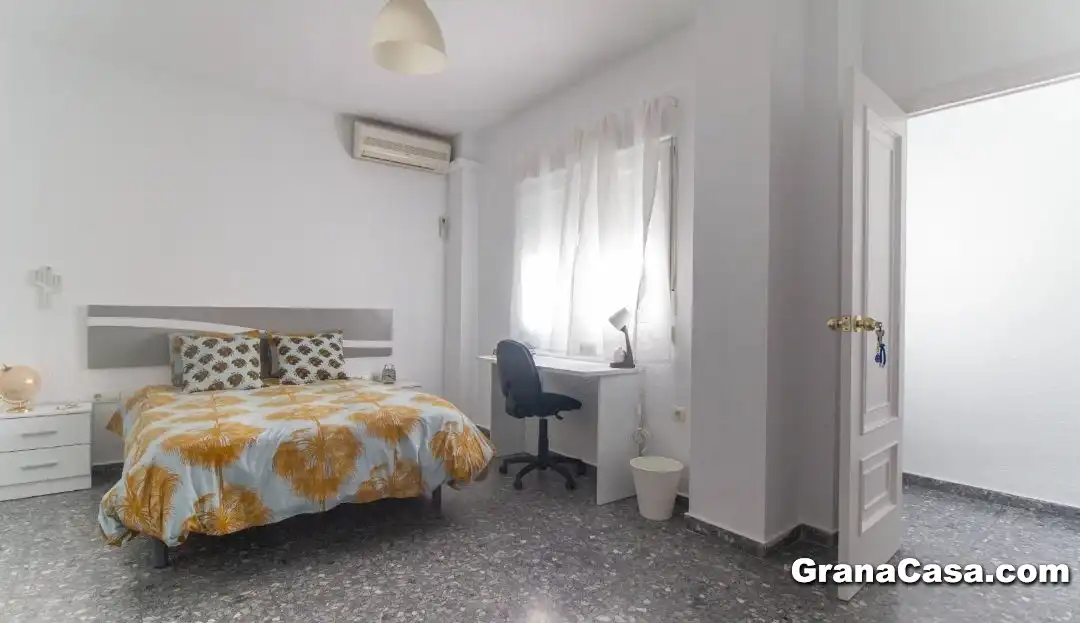 Schlafzimmer von Dachboden zur untervermieten in Granada mit Klimaanlage, Heizung und Privatgarten