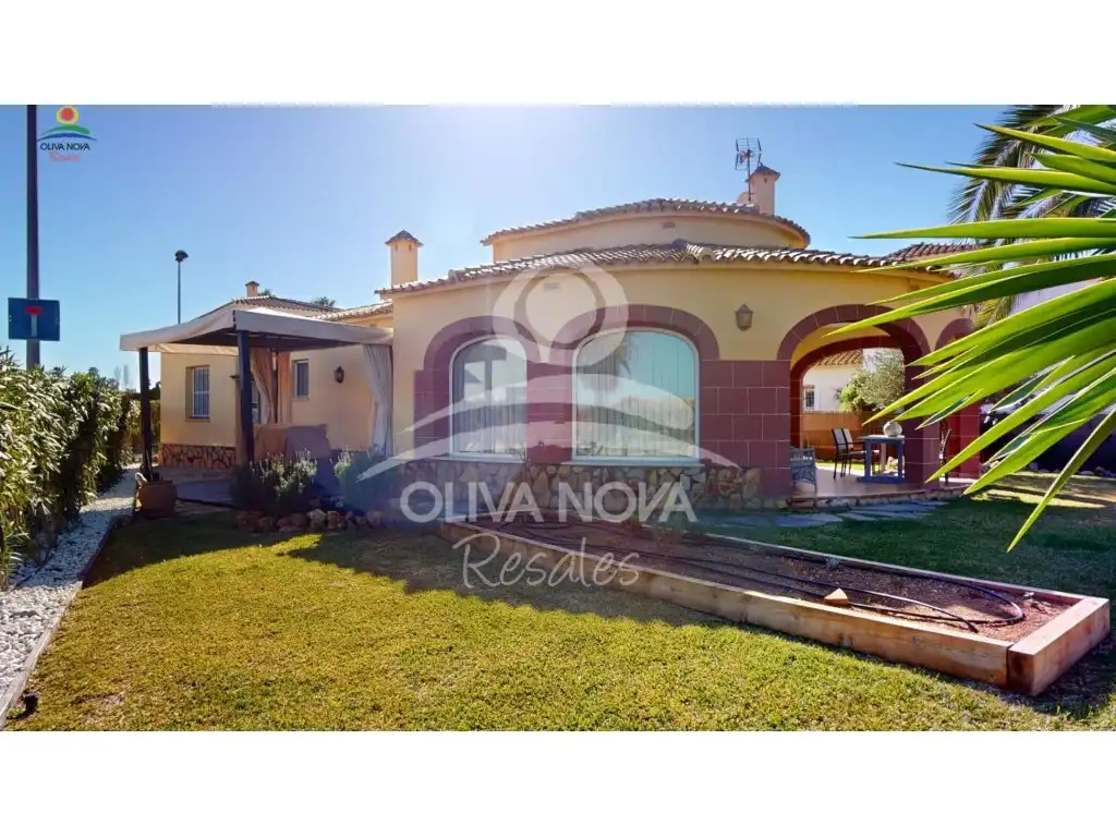 Vista exterior de Casa o chalet en venta en Oliva con Jardín privado