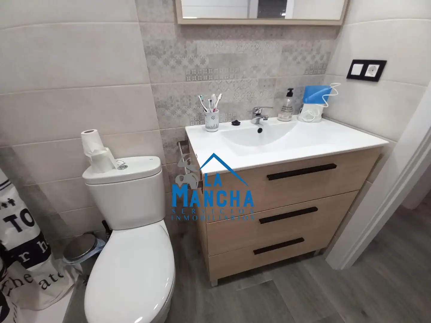 Bany de Casa o xalet en venda en Madrigueras amb Piscina i Moblat