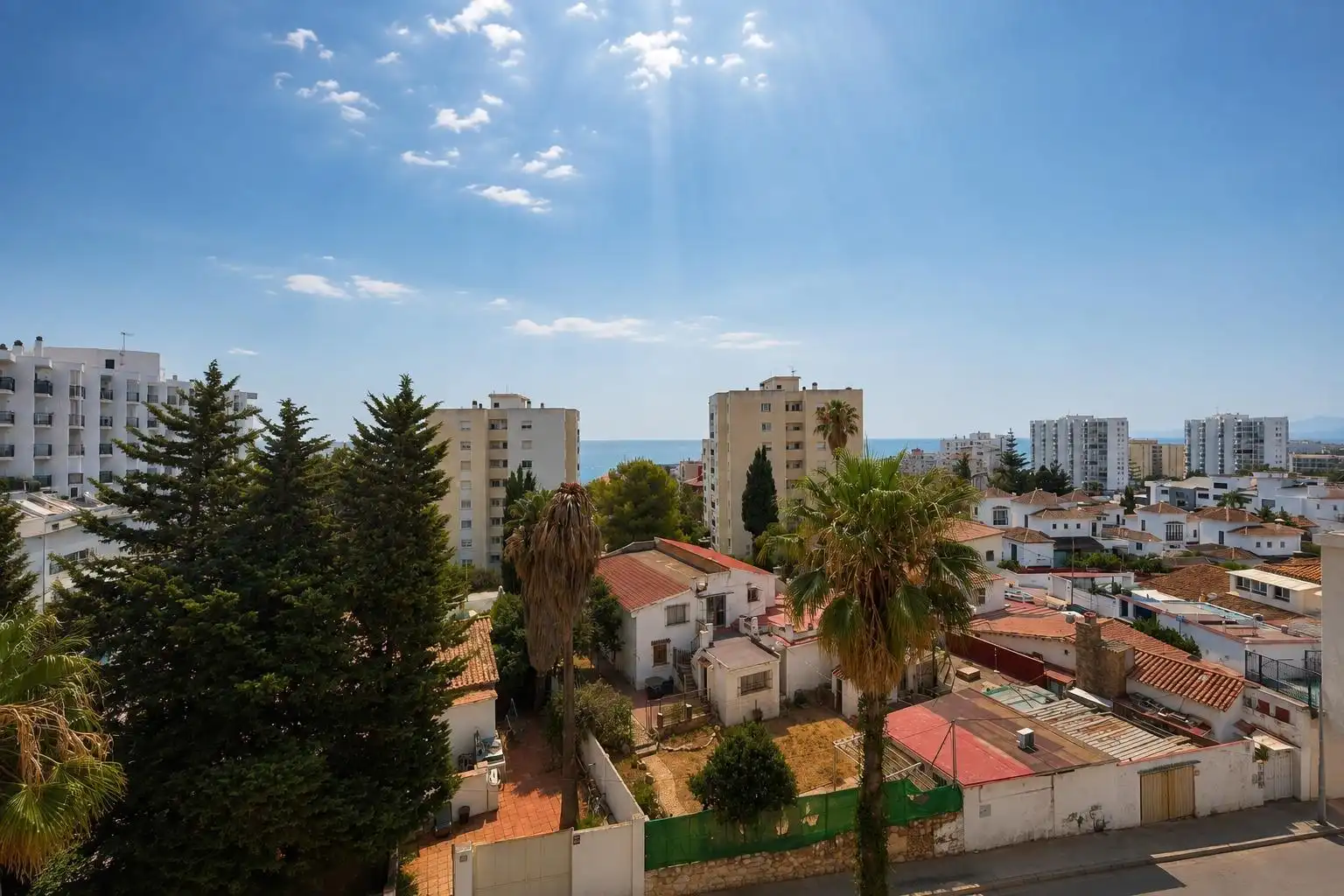 Vista exterior de Estudio de alquiler en Benalmádena con Amueblado, Balcón y Piscina comunitaria
