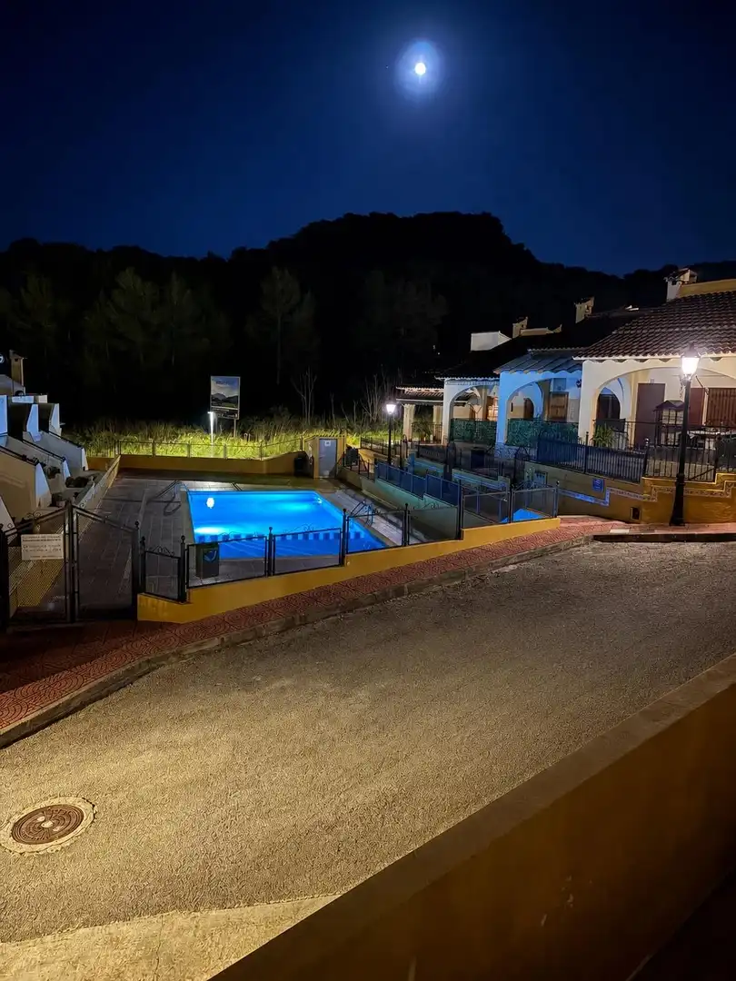 Piscina de Casa adosada de lloguer en Carcaixent amb Piscina comunitària