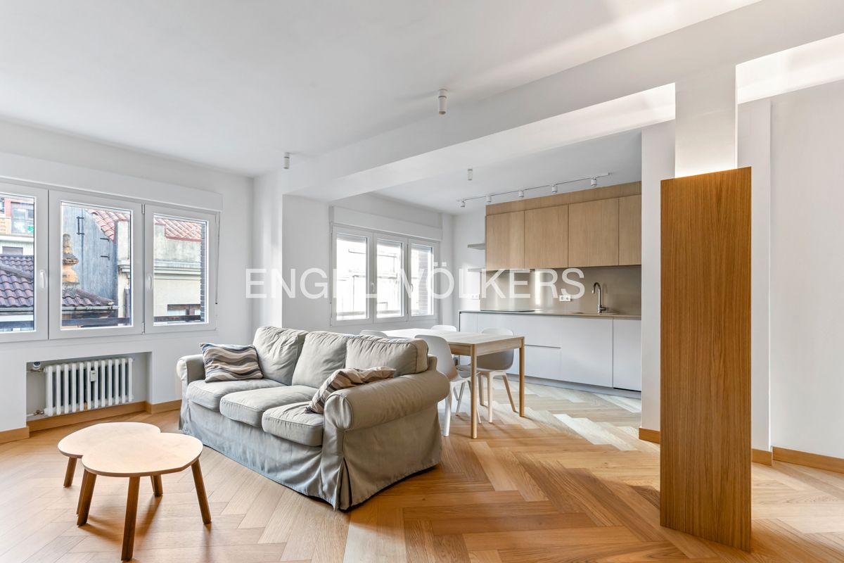 Sala d'estar de Apartament en venda en Gijón  amb Calefacció, Parquet i Moblat