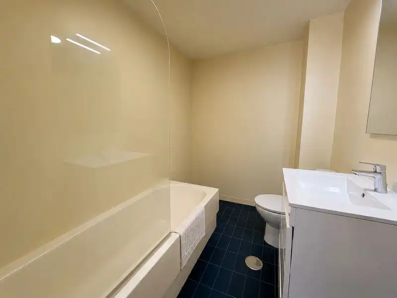 Bathroom of Flat for sale in Madrid  with Air Conditioner, Heating and Swimming Pool