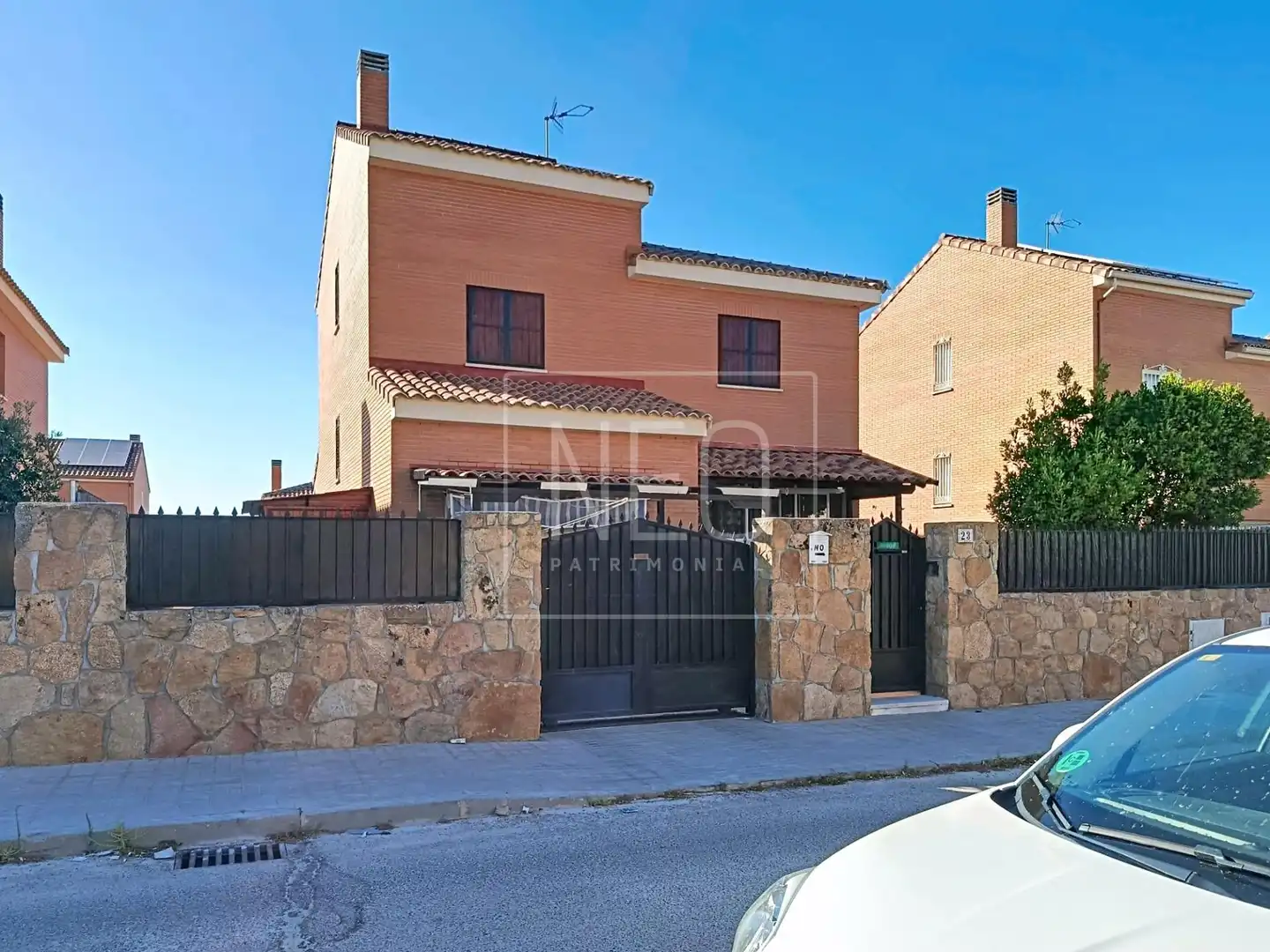 Vista exterior de Casa o xalet en venda en Moraleja de Enmedio amb Calefacció, Jardí privat i Terrassa