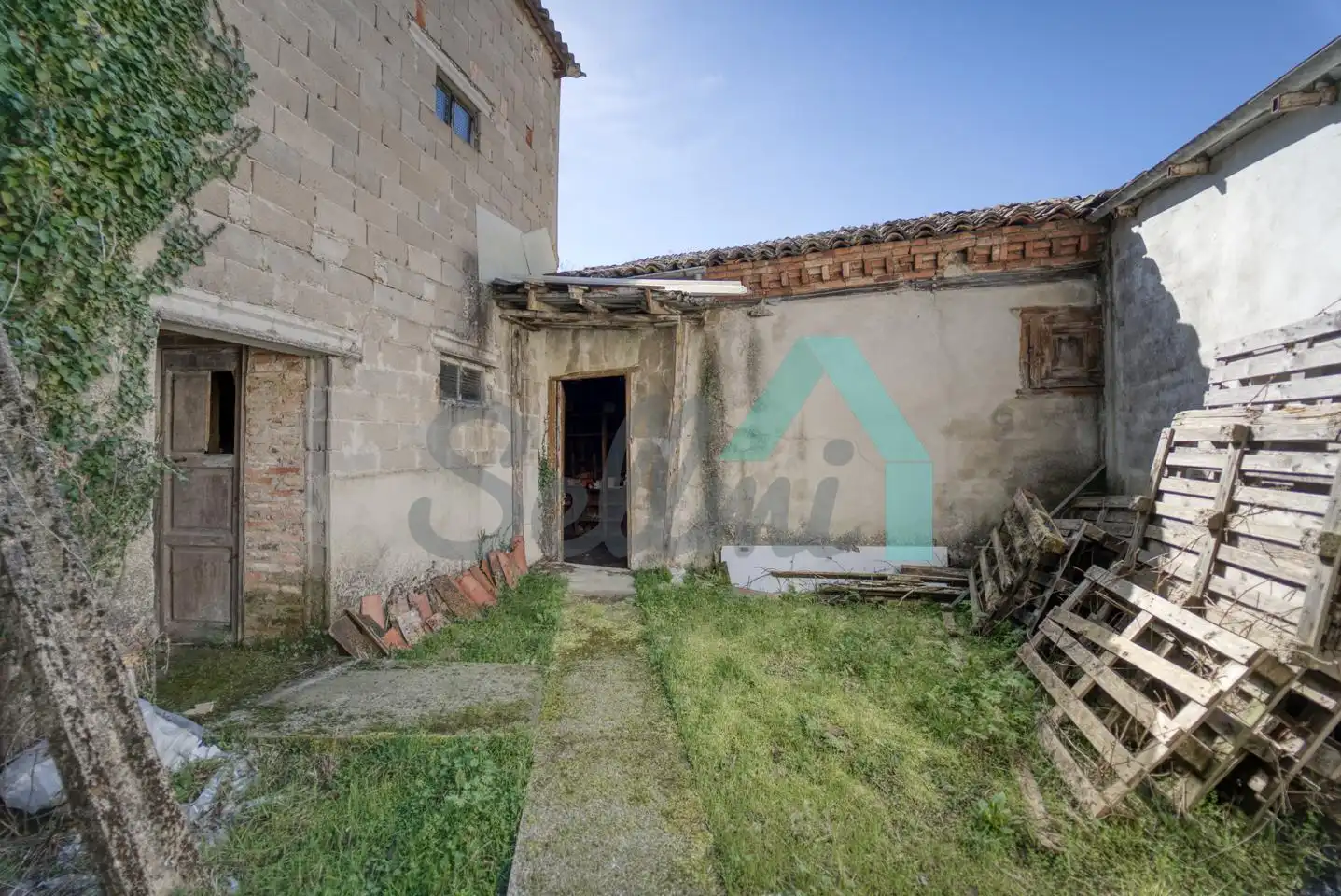 Vista exterior de Edifici en venda en Boñar