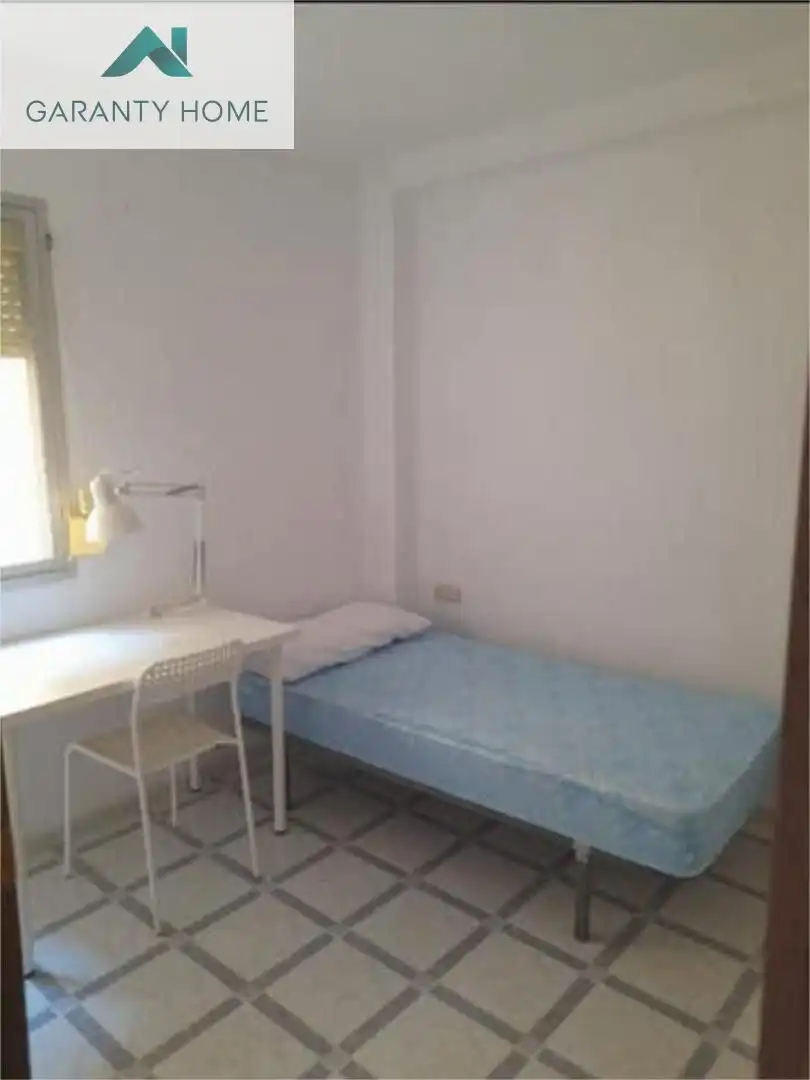 Habitación de Piso de alquiler en Málaga con Amueblado y Balcón