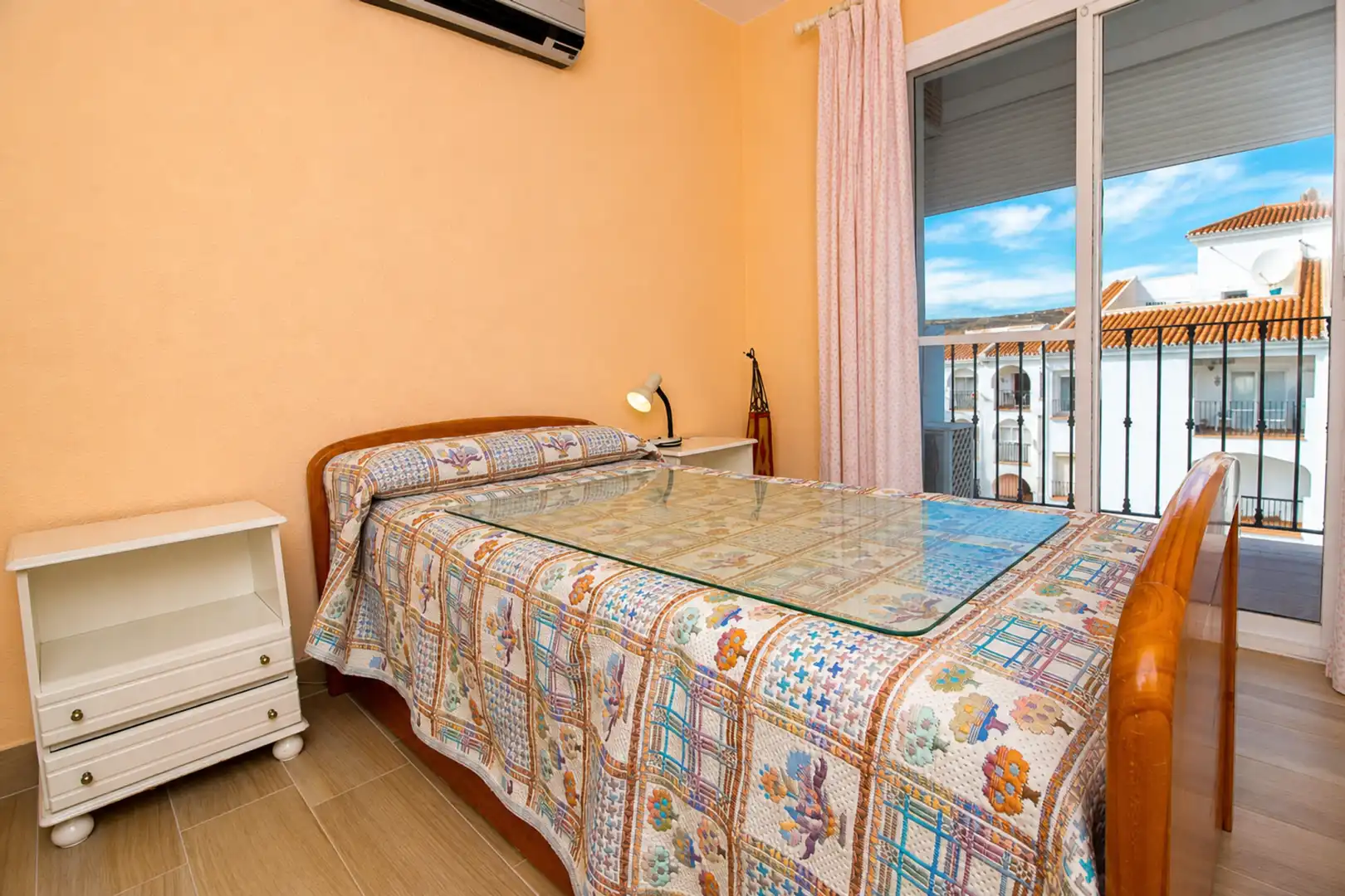 Schlafzimmer von Dachboden zum Verkauf in Manilva mit Klimaanlage, Terrasse und Schwimmbad