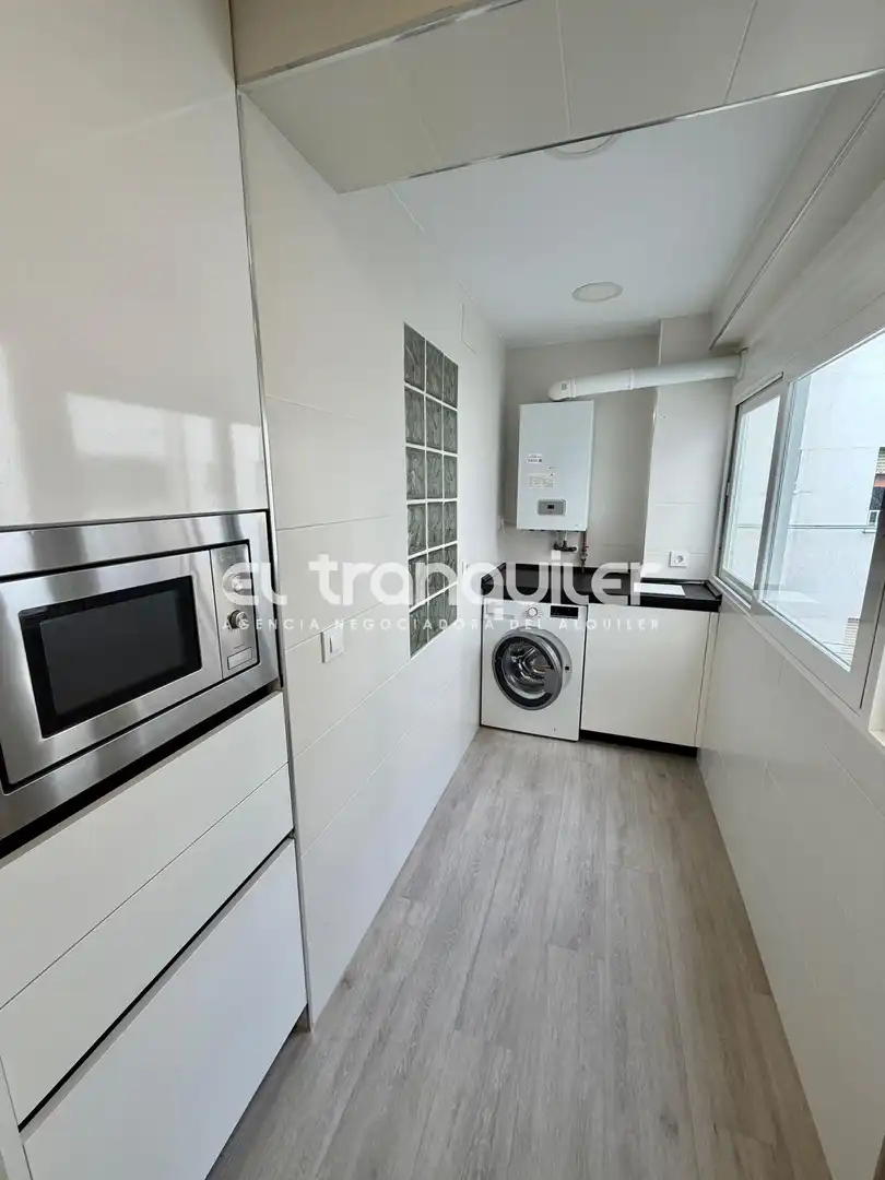 Kitchen of Flat for rent in Madrid  with Air Conditioner and Washing machine
