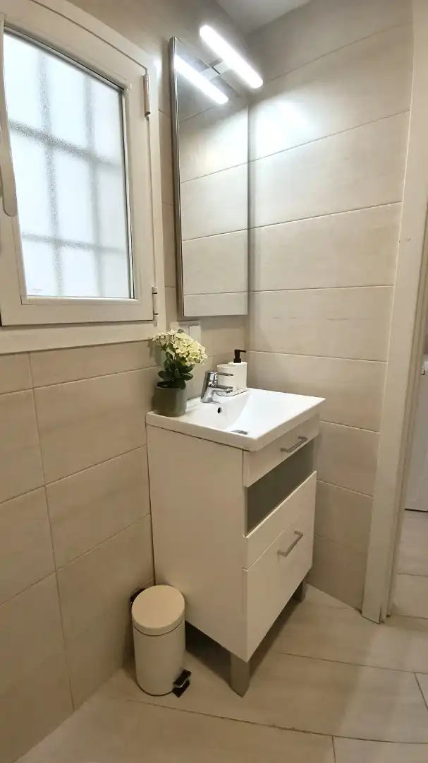 Badezimmer von Wohnung zur Miete in Madrid mit Klimaanlage, Heizung und Möbliert