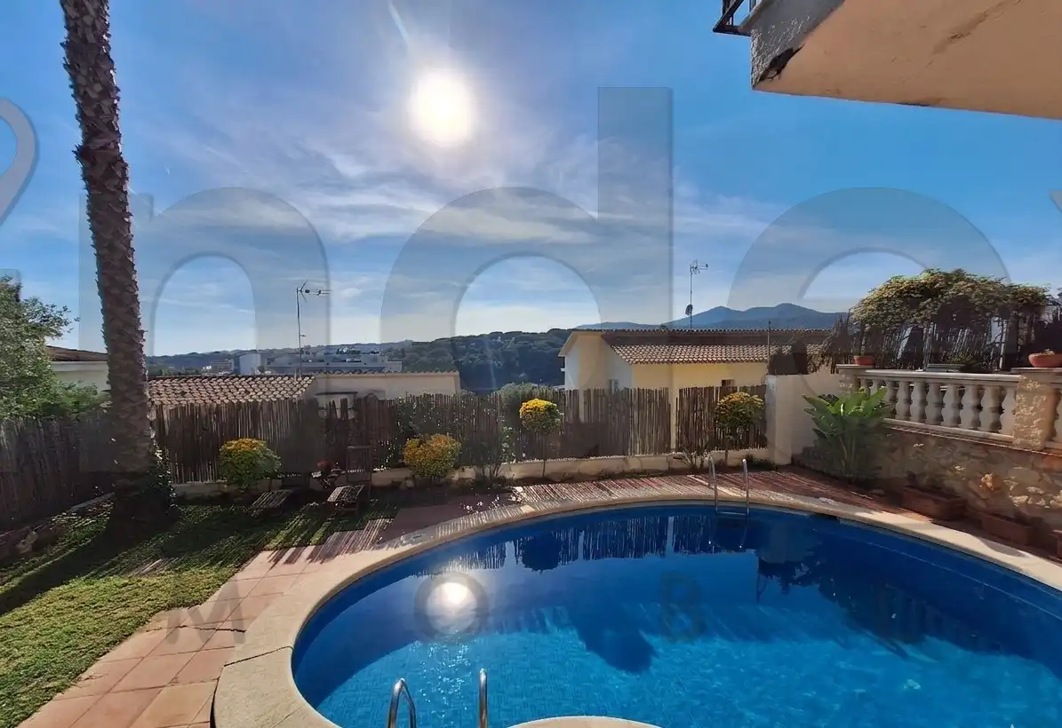 Piscina de Casa o chalet en venta en Arenys de Mar con Calefacción, Jardín privado y Parquet