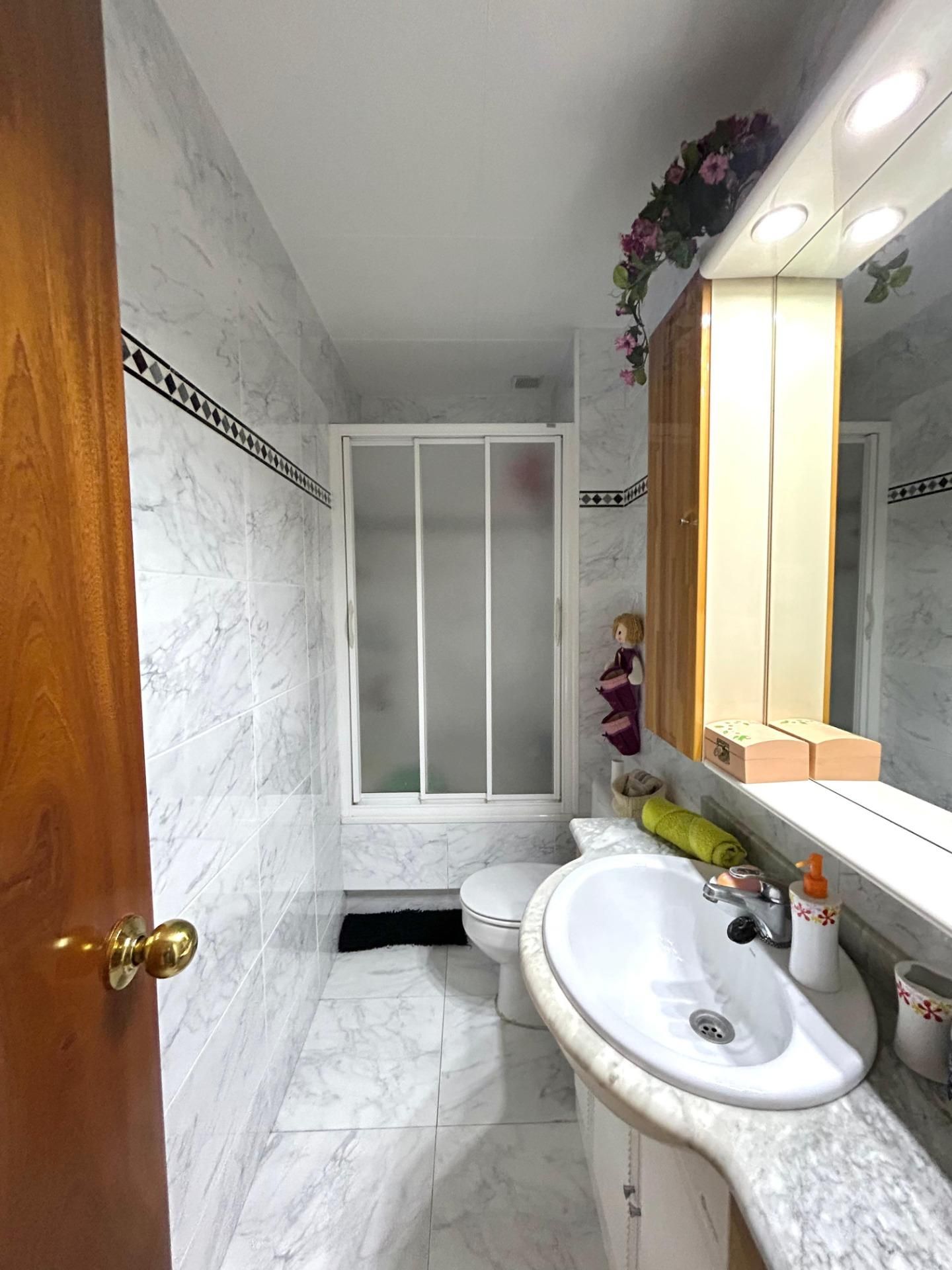 Bany de Dúplex en venda en L'Hospitalet de Llobregat amb Parquet