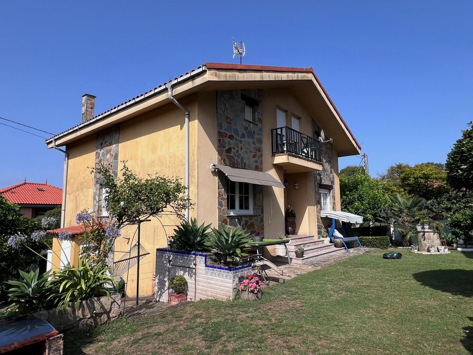 Vista exterior de Casa o xalet en venda en Corvera de Asturias amb Jardí privat, Terrassa i Moblat
