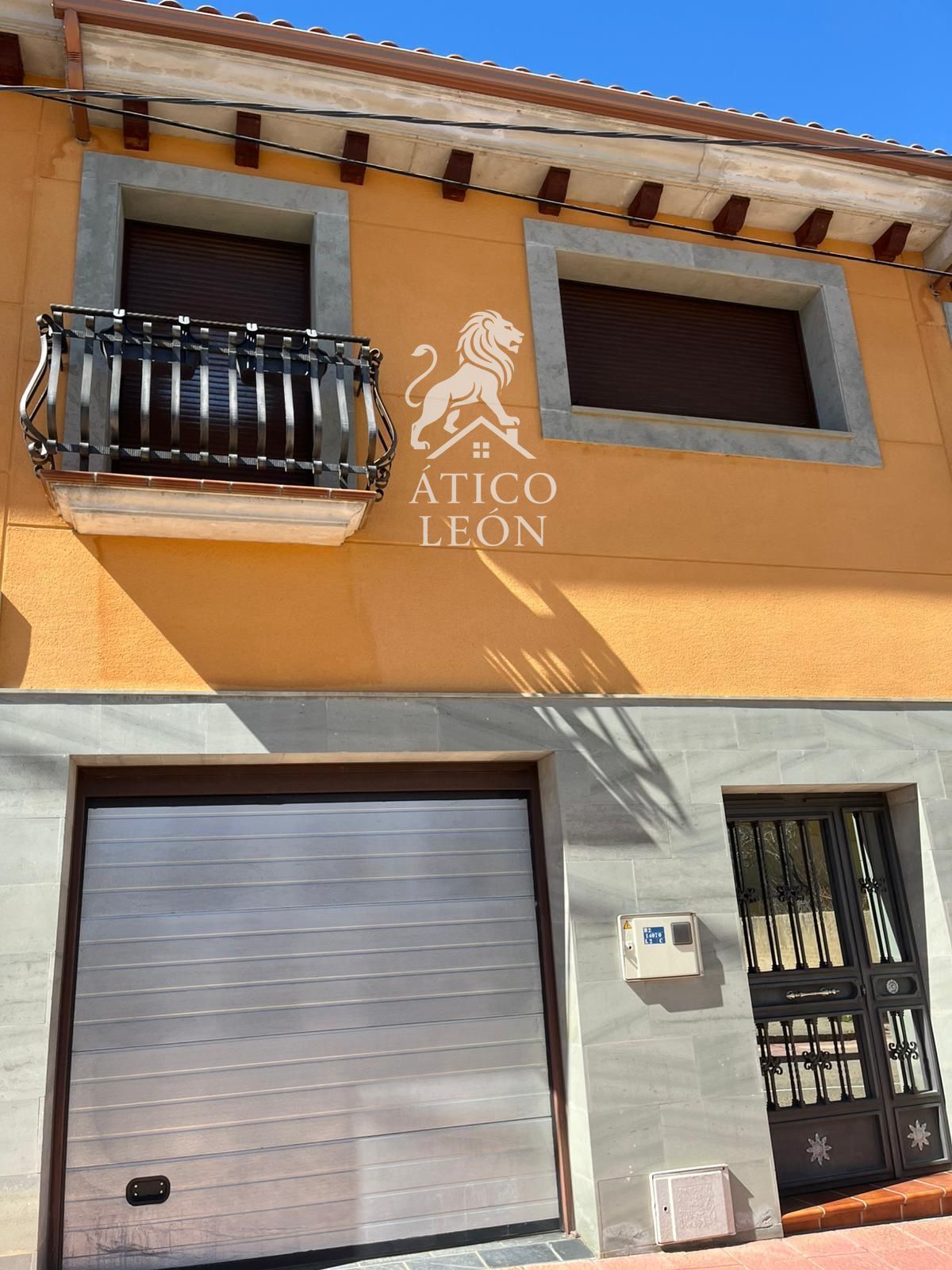 Vista exterior de Casa adosada en venta en Santovenia de la Valdoncina con Calefacción, Jardín privado y Parquet