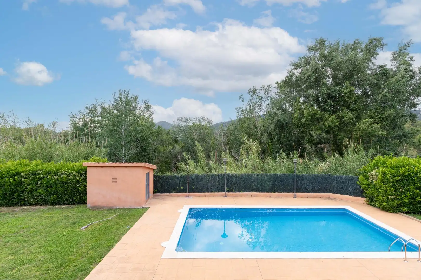 Schwimmbecken von Haus oder Chalet zum Verkauf in Viladecavalls mit Klimaanlage, Heizung und Privatgarten