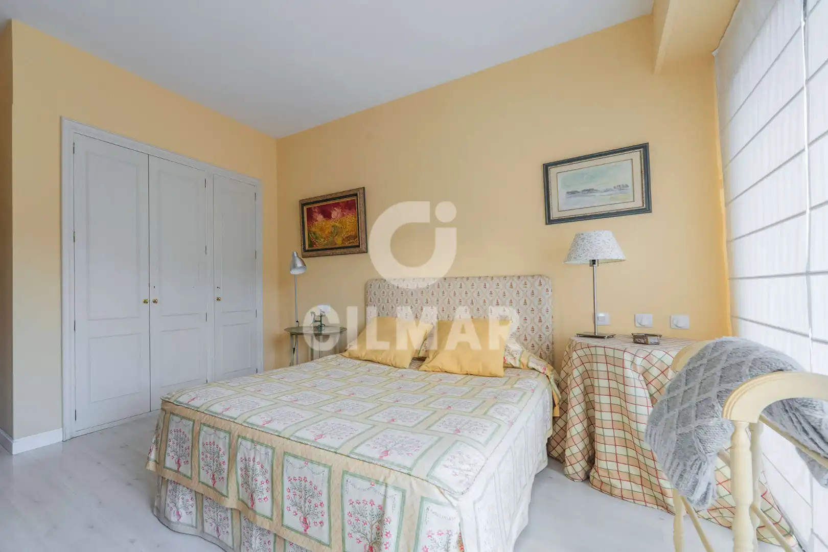 Schlafzimmer von Einfamilien-Reihenhaus zum Verkauf in La Moraleja mit Klimaanlage, Heizung und Privatgarten
