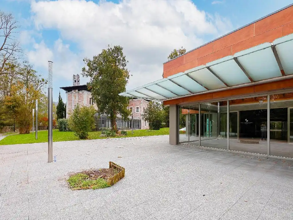 Vista exterior de Edificio en venta en Oviedo 