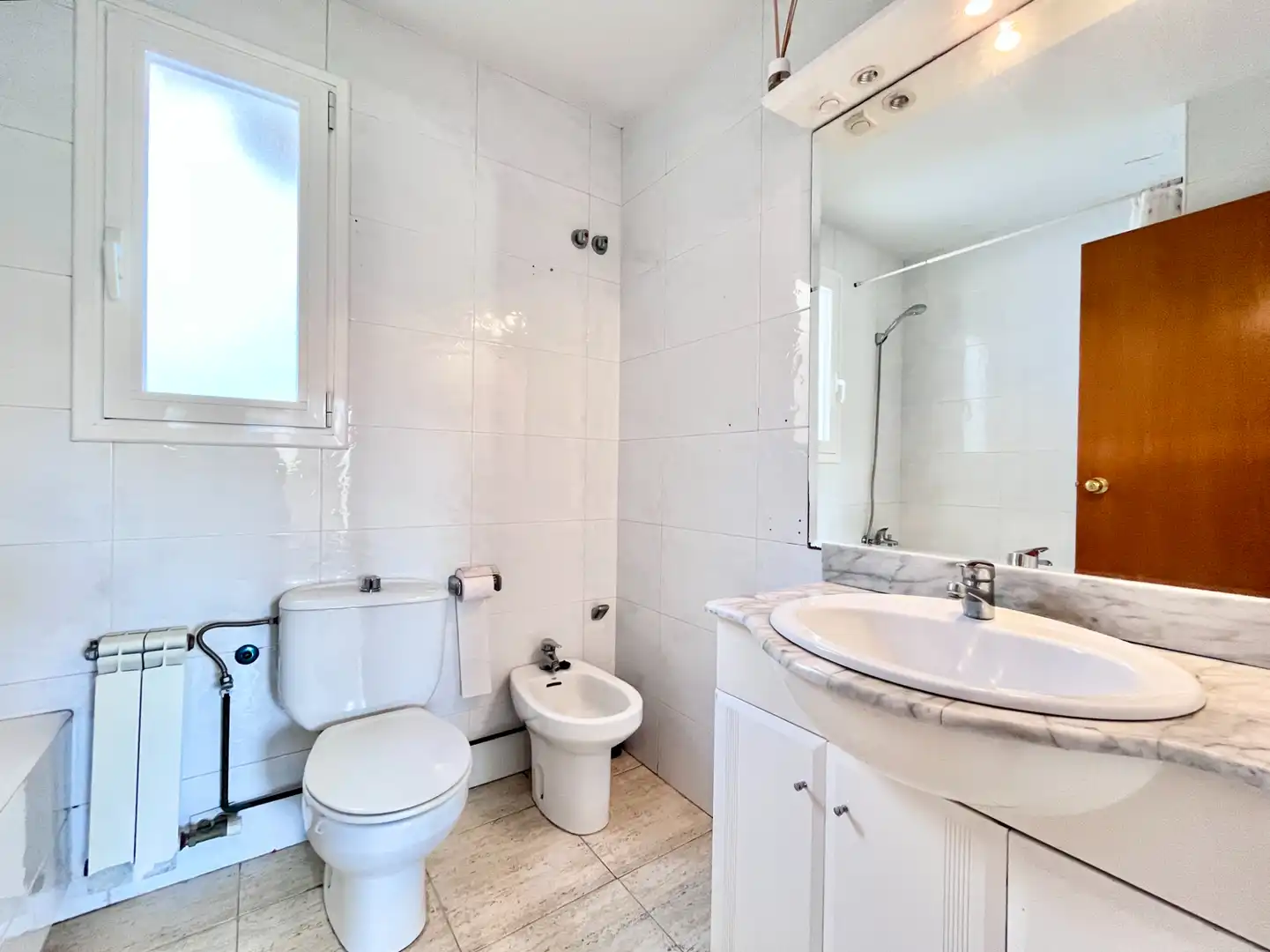 Bathroom of Flat for sale in L'Hospitalet de Llobregat  with Air Conditioner, Heating and Oven