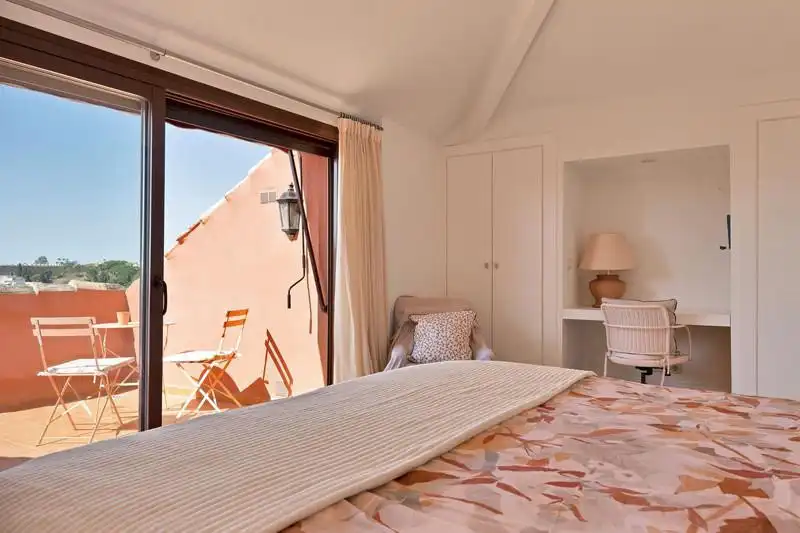 Schlafzimmer von Dachboden zur Miete in Marbella mit Klimaanlage, Terrasse und Schwimmbad