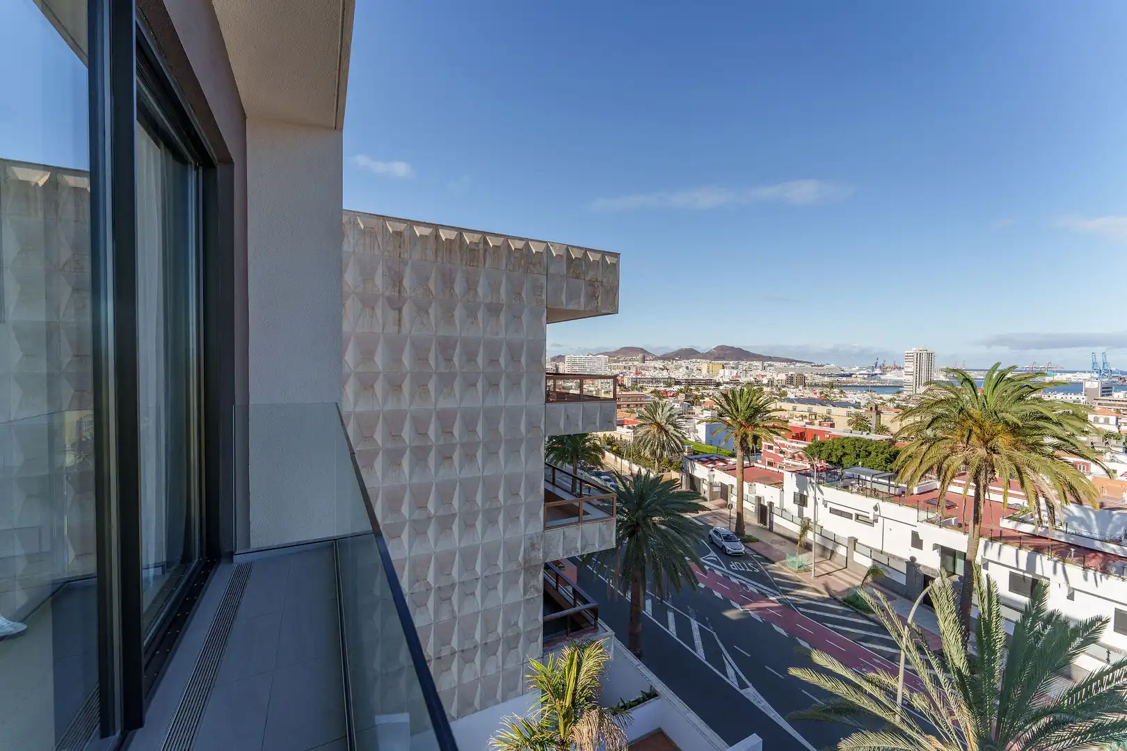 Vista exterior de Casa o xalet en venda en Las Palmas de Gran Canaria amb Aire condicionat, Calefacció i Jardí privat