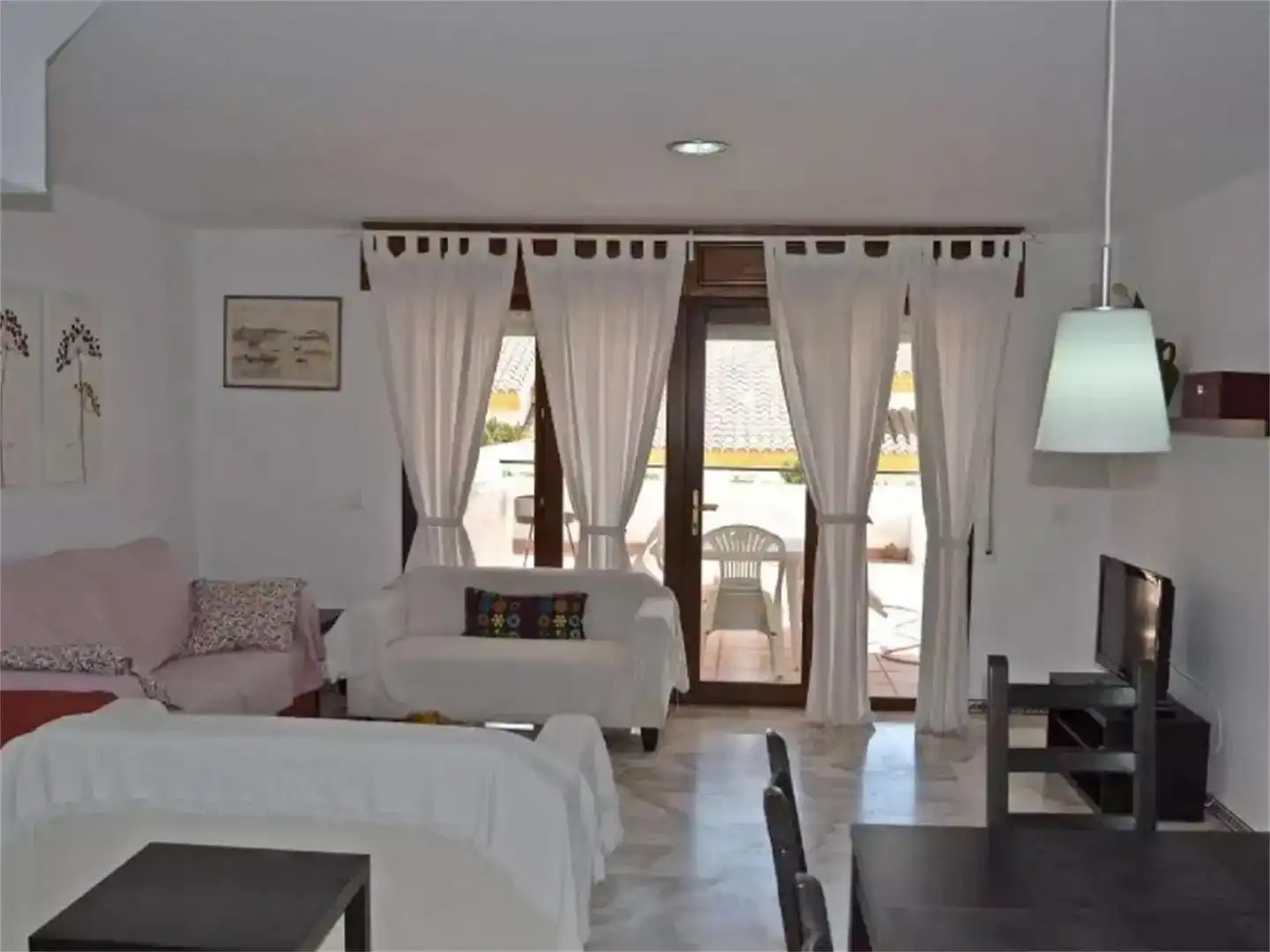 Sala d'estar de Casa adosada en venda en Manilva amb Aire condicionat, Piscina i Balcó