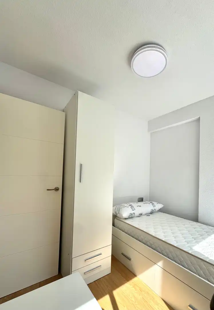 Dormitori de Pis de lloguer en Valencia amb Aire condicionat, Parquet i Moblat