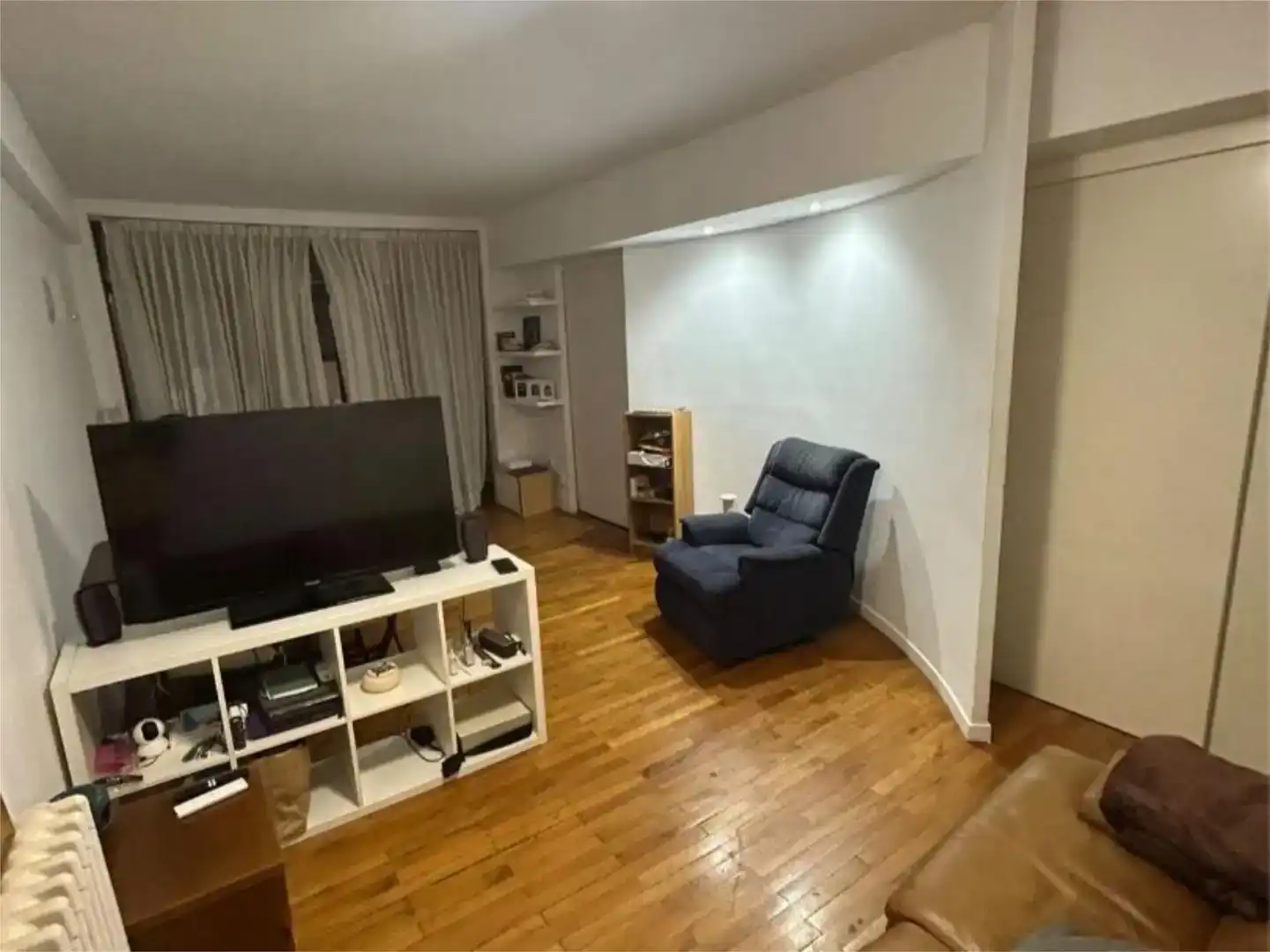 Sala d'estar de Apartament per a compartir en Barcelona amb Parquet, Moblat i Balcó