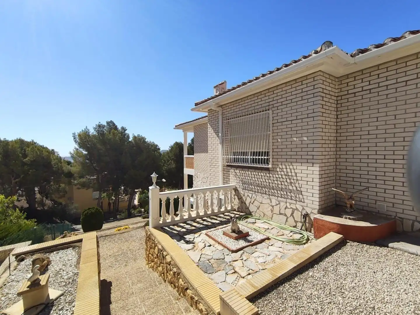 Vista exterior de Casa o xalet en venda en La Nucia amb Aire condicionat, Jardí privat i Terrassa