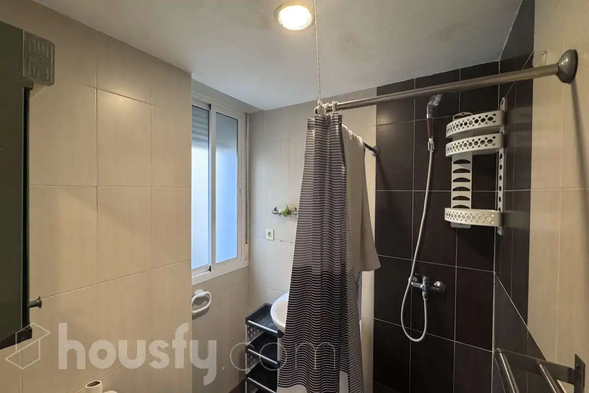 Bathroom of Flat for rent in Zaragoza  with Air Conditioner, Furnished and Balcony