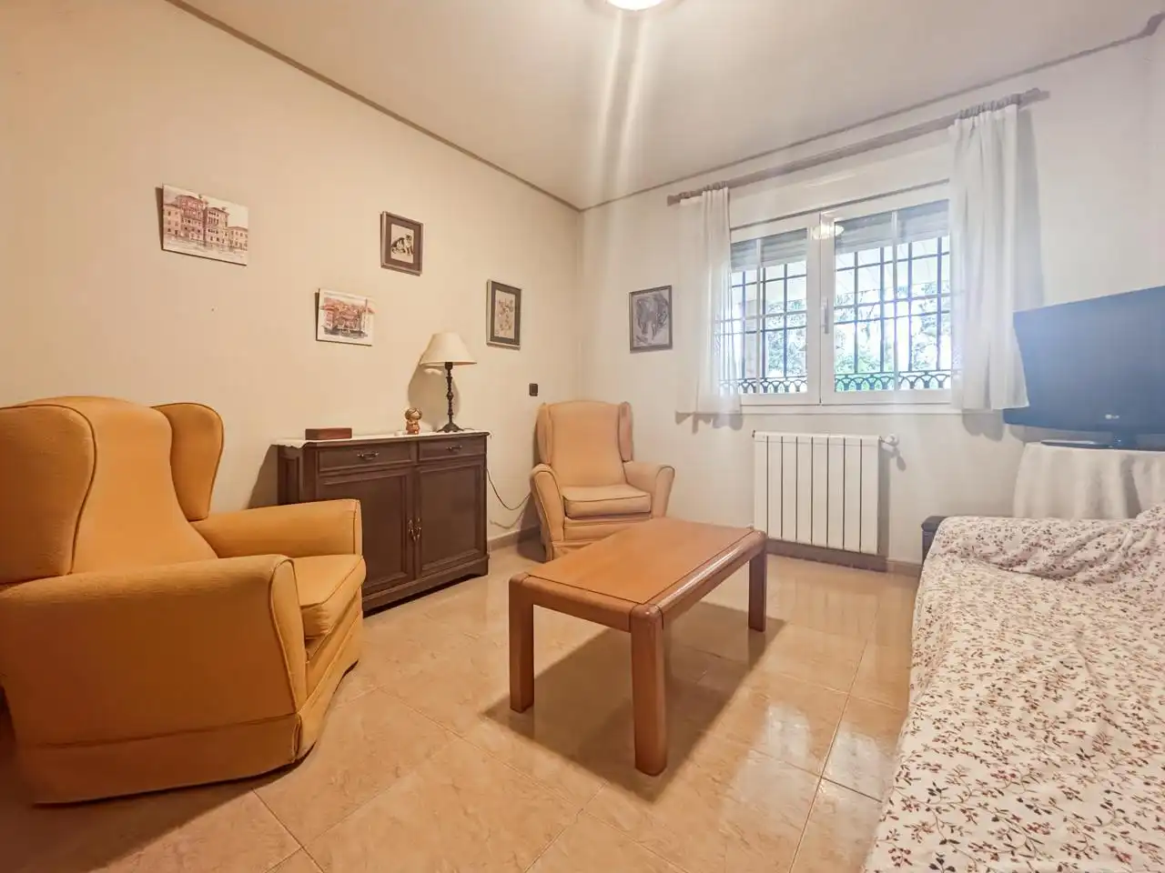 Sala d'estar de Casa o xalet en venda en Galapagar amb Calefacció, Jardí privat i Parquet